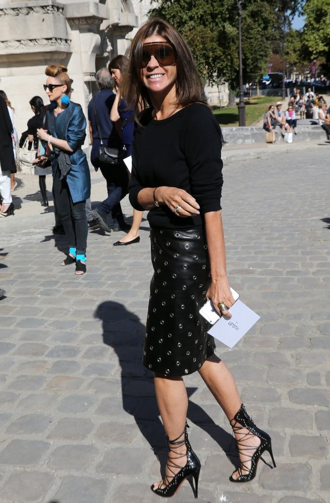 Carine Roitfeld, wanita Prancis mantan editor in chief Vogue Paris dan founder CR Fashion Book. Tak heran gayanya yang unik dan modern selalu jadi sorotan. Gayanya identik dengan rok pensil berbahan kulit dan ankle strap stiletto atau statement boots. Foto: Ist.