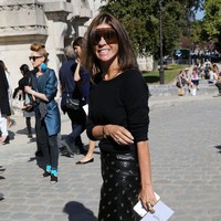Carine Roitfeld, wanita Prancis mantan editor in chief Vogue Paris dan founder CR Fashion Book. Tak heran gayanya yang unik dan modern selalu jadi sorotan. Gayanya identik dengan rok pensil berbahan kulit dan ankle strap stiletto atau statement boots. Foto: Ist.