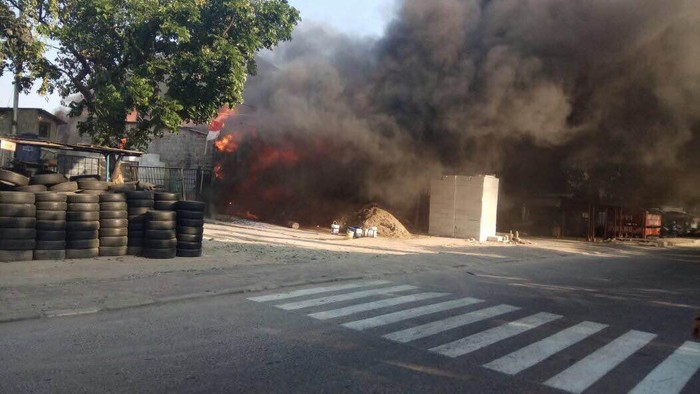 Toko Material di Cipinang Terbakar, 10 Mobil Damkar Meluncur