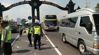 Bus-bus dan angkutan penumpang tetap lalu lalang dengan pengawasan (Bagus Kurniawan/detikcom)