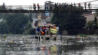 Penampakan sungai yang kotor ini berlokasi di Sungai Pasig, Metro Manila, Filipina.
