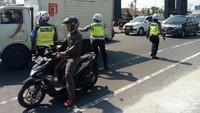 Seorang pemotor menepi di tengah penjagaan polisi (Bagus Kurniawan/detikcom)