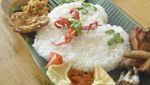 Enaknya Makan Siang Ramai-ramai Menyantap Nasi Liwet Sundaan Di Sini
