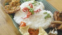 Di Jalan Pejaten Raya No. 29B, Pasar Minggu ada Warung Besar by Bensu Bersaudara. Warung ini punya menu nasi liwet yang terdiri dari bakwan goreng, sambal tempe, ikan asin, yahu, tempe goreng, ayam goreng, sambal dadak, pete hingga kerupuk kampung. Nasi nampan ini bisa disantap dua orang lho. Foto: Istimewa