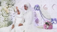 Tengah duduk di plaminan, Bella terlihat cantik dan anggun. Foto: Dok. Instagram/melly_goeslaw