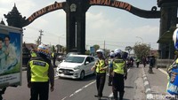 Kendaraan dengan plat AD (Solo) juga harus putar balik (Bagus Kurniawan/detikcom)