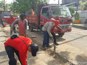 Usai Dibongkar, Pembatas Jalan di Karangmenjangan Diaspal