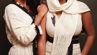 Beberapa di antara mereka juga gemar memakai hiasan di kepala, serta banyak juga yang membingkai mata dengan eyeliner hitam. Cantik tiada duanya! (Instagram/ethiopian_girls)