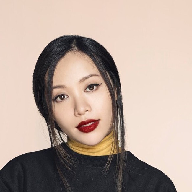 Beauty vlogger Michelle Phan menghadapi kasus hukum pada 2014 saat sejumlah musisi menuntutnya karena pelanggaran hak cipta. Ultra Records, label yang menaungi Calvin Harris dan Kaskade, mengklaim bahwa Michelle telah memakai 50 lagu mereka tanpa izin untuk konten video di YouTube dan situs pribadinya. Nilai tuntutannya tak main-main, sebesar USD 150 ribu atau sekitar Rp 2,1 miliar. Belakangan, Michelle memutuskan meninggalkan channel YouTube dengan 8,8 jutaan subsciber pada Juni 2017. Foto: Instagram