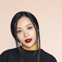 Beauty vlogger Michelle Phan menghadapi kasus hukum pada 2014 saat sejumlah musisi menuntutnya karena pelanggaran hak cipta. Ultra Records, label yang menaungi Calvin Harris dan Kaskade, mengklaim bahwa Michelle telah memakai 50 lagu mereka tanpa izin untuk konten video di YouTube dan situs pribadinya. Nilai tuntutannya tak main-main, sebesar USD 150 ribu atau sekitar Rp 2,1 miliar. Belakangan, Michelle memutuskan meninggalkan channel YouTube dengan 8,8 jutaan subsciber pada Juni 2017. Foto: Instagram