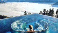 Suhu di Swiss terbilang cukup dingin. Maka dari itu, suhu kolam ini dapat disesuaikan menjadi hangat hingga 34 derajat celcius. Bahkan saat musim dingin pun juga ada yang berenang di kolam ini (Instagram/travelcollectives)