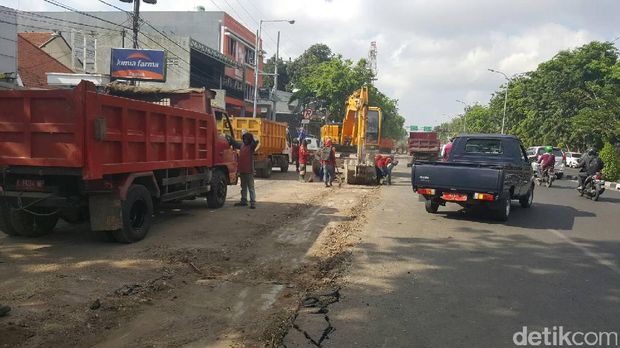 Pelebaran jalan di Karangmenjangan/