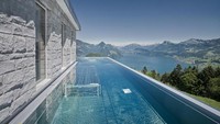 Infinity pool berarti kolam yang terlihat seperti tidak berujung. Jika dilihat sekilas, kolam renangnya seperti bebas lepas menyatu dengan alam (booking.com)
