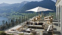 Tidak hanya kolamnya, kafe Hotel Villa Honegg pun memiliki yang tak kalah luar biasa indahnya. Cantik banget ya? (booking.com)