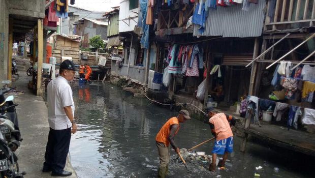 Warga tetap membuang sampah sembarangan meskipun telah disediakan tempat pembuangan sampah.
