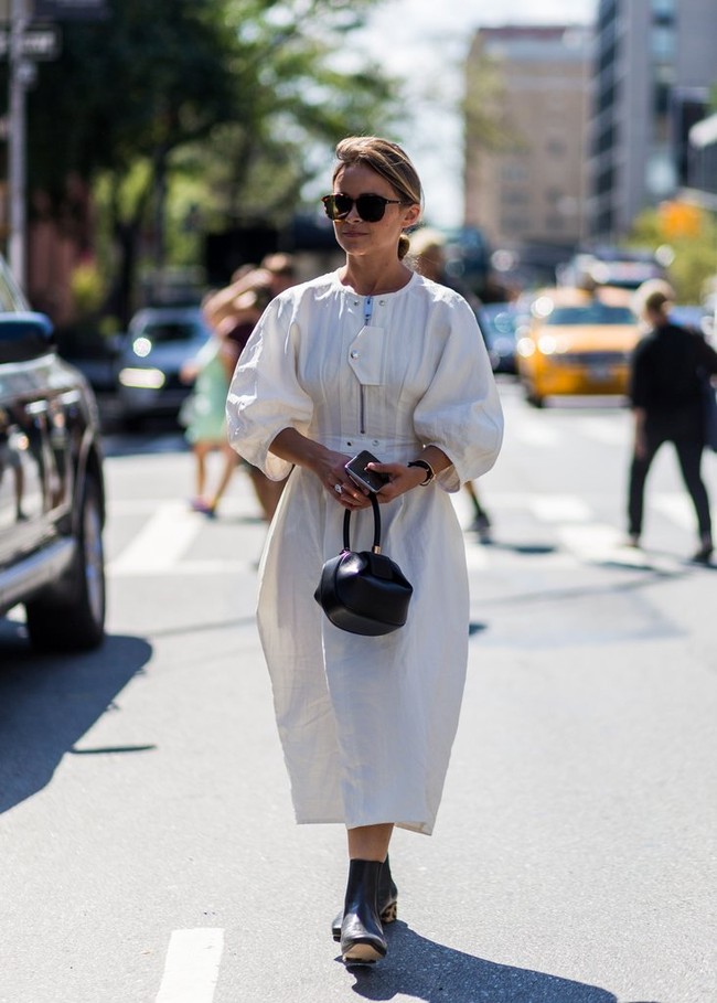 Miroslava Duma, co-founder untuk majalah mode Buro 24/7. Wanita Rusia ini selalu tampil sophisticated dengan pilihan tren terbaru. Ia kerap tampil berbalut Miu Miu, YSL, dan Chanel klasik namun memilih aksesori tas atau sepatu yang playful. Foto: Ist.