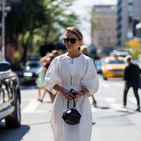 Miroslava Duma, co-founder untuk majalah mode Buro 24/7. Wanita Rusia ini selalu tampil sophisticated dengan pilihan tren terbaru. Ia kerap tampil berbalut Miu Miu, YSL, dan Chanel klasik namun memilih aksesori tas atau sepatu yang playful. Foto: Ist.