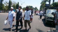 Hampir semua mereka menggunakan pakaian koko dan peci berwarna putih (Pertiwi/detikcom)