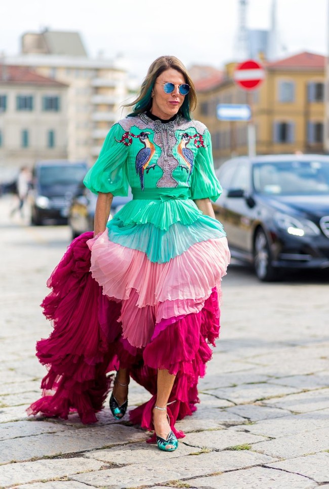 Anna Dello Russo, editor at large dan konsultan untuk Vogue Jepang. Anna punya gaya yang eksentrik dan tak ragu memakai gaun di runway ke kehidupan nyata, khususnya saat menyaksikan pekan mode dunia. Foto: Ist.
