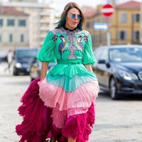 Anna Dello Russo, editor at large dan konsultan untuk Vogue Jepang. Anna punya gaya yang eksentrik dan tak ragu memakai gaun di runway ke kehidupan nyata, khususnya saat menyaksikan pekan mode dunia. Foto: Ist.