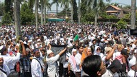 Beberapa bendera dikibarkan selama berlangsungnya orasi. Teriakan takbir sesekali menggema diiringi kepalan tangga massa. (Pertiwi/detikcom)