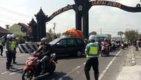 Polisi pagi ini menjaga ketat perbatasan Magelang dan Sleman. Lokasi penjagaan tepatnya di Jembatan Kresek (Bagus Kurniawan/detikcom)
