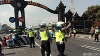 Kendaraan dengan AB (Yogyakarta) disuruh balik kanan (Bagus Kurniawan/detikcom)