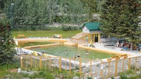 Kolam air hangat di Takhini Hot Springs sendiri cukup luas dan mampu memuat banyak traveler (takhinihotpools.com)