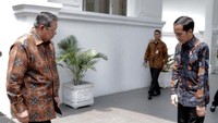 Jokowi yang mengenakan kemeja batik warna biru gelap membungkukkan badan beberapa derajat ke depan. Memberikan penghormatan untuk SBY yang berada di depannya. Foto: Anung/ SBY Centre