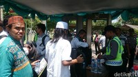 Massa berdatangan dengan berjalan kaki (Pertiwi/detikcom)