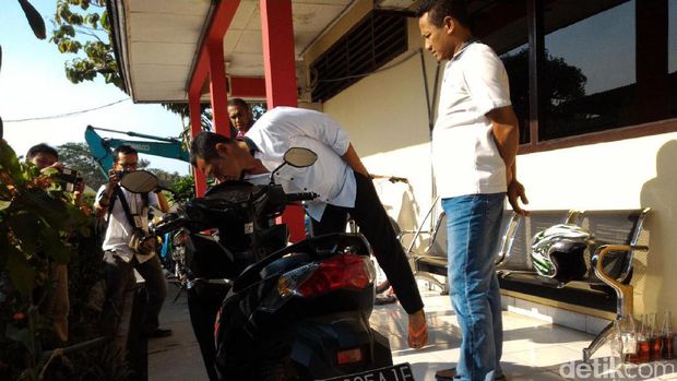 Sepeda motor yang digunakan untuk menabrak polisi