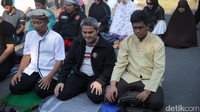 Salat yang digelar di jalanan itu berlangsung khusyuk.