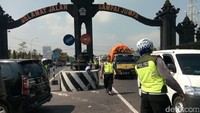Sejumlah kendaraan diminta berputar balik oleh polisi (Bagus Kurniawan/detikcom)