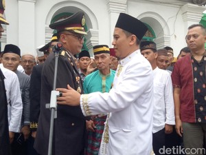 Upacara Militer Iringi Pemakaman Sultan Mahmud Badaruddin III