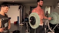 Untuk semakin mengekarkan otot-otot lengannya, Chris juga harus latihan angkat beban. Sementara disiksa, pelatinya terlihat hanya nyengir saja sembari sesekali memotivasi. Foto: Instagram/chrishemsworth 