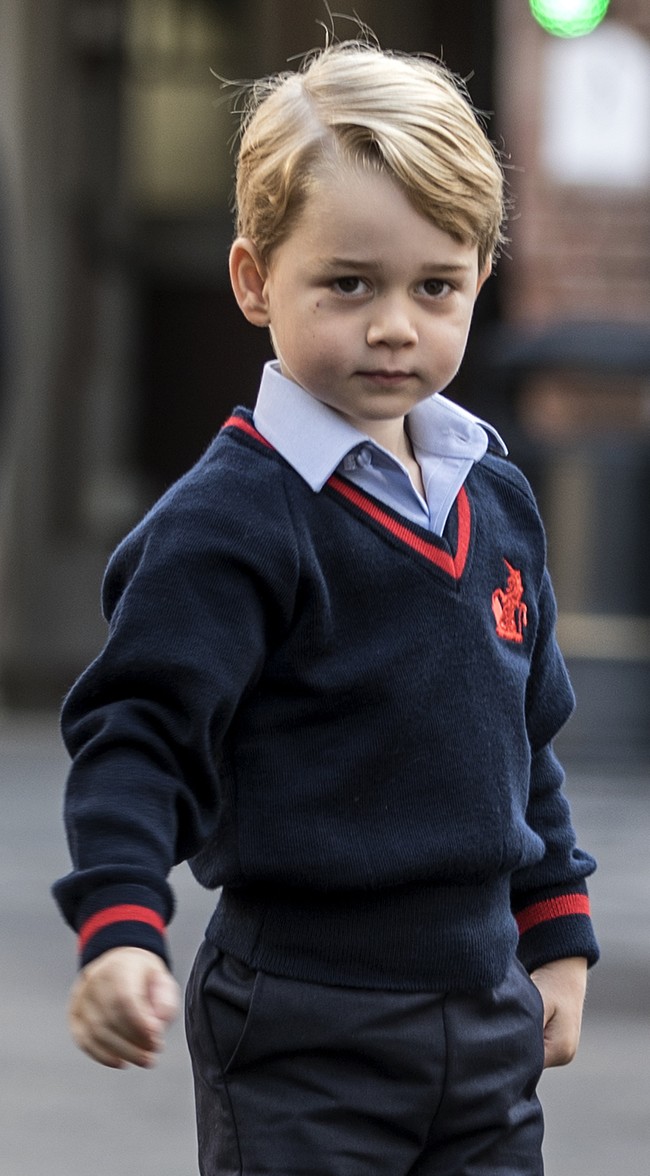 Pangeran berusia 4 tahun itu terlihat diantar oleh sang ayah, Pangeran William yang membawakan tasnya juga di hari pertama.  Foto: Dok. Getty Images/Kensington Palace