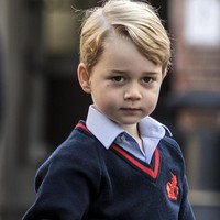 Pangeran berusia 4 tahun itu terlihat diantar oleh sang ayah, Pangeran William yang membawakan tasnya juga di hari pertama.  Foto: Dok. Getty Images/Kensington Palace