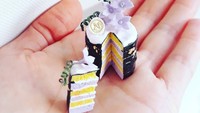 Blueberry cake ini tampil dengan hiasan bunga cantik yang dibuat dari icing sugar, dengan lapisan kue berwarna ungu muda dan kuning yang membuat kue mini ini terlihat sangat indah. Foto: Istimewa