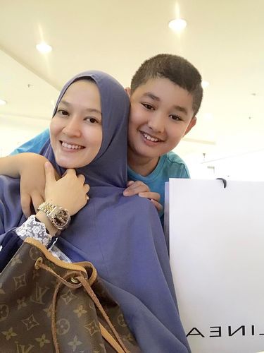 Lyra Virna tanpa riasan alis. 