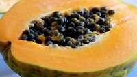Siapa sangka buah murah meriah seperti pepaya punya manfaat super untuk kulit. Pepaya tinggi kandungan antioksidan dan vitamin. Tambahkan potongan pepaya dalam salad buah atau yogurt untuk sarapan. Foto: Istimewa