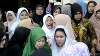 Anak dan istri Arslan tampak terus menangis penuh duka. Sejumlah keluarga dan kerabat terus berupaya menenangkan mereka.