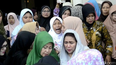 Isak Tangis Warnai Pemakaman Wali Kota Pekalongan