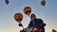Bukan pakai motor gede, Mohd Alfishahrin Zakaria dan Diana Latief menjelajahi 24 negara di dunia menggunakan motor bebek. Adapun motor yang dipakai adalah Honda RS150R, yang di Indonesia dijual dengan nama Honda Supra GTR150R. Foto: Pool (paultan)