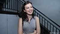 Ceria banget, ngetawain apa sih, Kim? (Hanif/detikHOT)