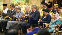 Hadir juga Mantan Wapres Hamzah Haz, Boediono, Try Soetrisno, dan Sinta Nuriyah Wahid.