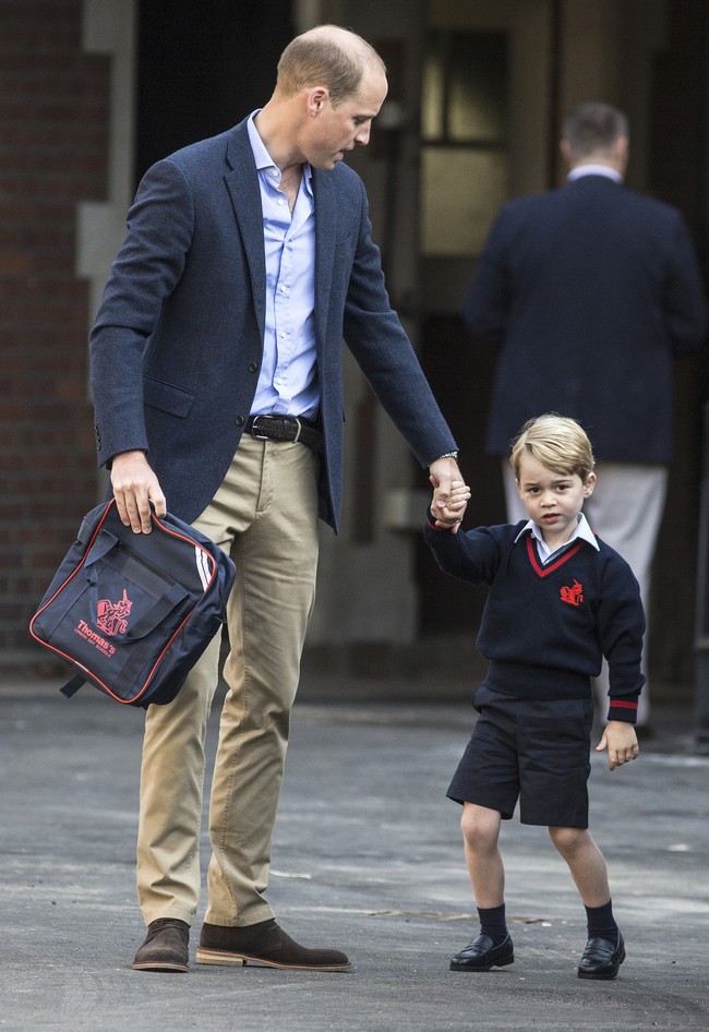 Pangeran George mungkin menjadi Raja Inggris di masa depan, namun di sekolah ia mengenakan busana yang sama dengan teman-teman kelasnya di Thomass Battersea. Foto: Dok. Getty Images/Kensington Palace