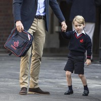 Pangeran George mungkin menjadi Raja Inggris di masa depan, namun di sekolah ia mengenakan busana yang sama dengan teman-teman kelasnya di Thomass Battersea. Foto: Dok. Getty Images/Kensington Palace