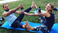 Nah, gerakan seperti ini juga bisa dilakukan bersama pasangan jika Anda tertarik mencoba beer yoga. (Foto: instagram/@pajinek87)