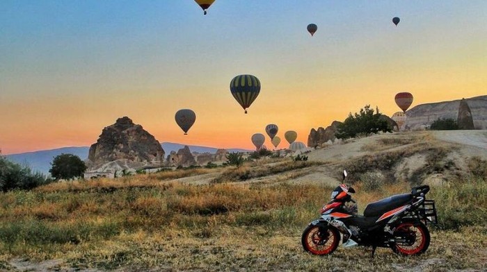 Romantis, Pasangan Ini Bulan Madu Naik Motor ke 24 Negara