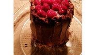 Dark chocolate raspberry cake terbuat dari lelehan cokelat lezat dengan potongan buah berry segar diatasnya. Sementara kue dibuat dengan adonan pie. Foto: Istimewa